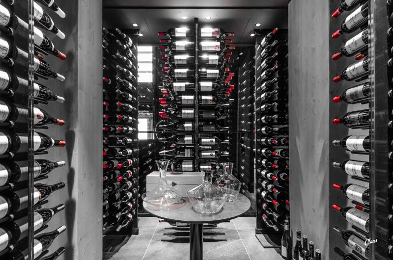 Cave à vins en verre sur mesure au cœur au restaurant Le K2 à Courchevel